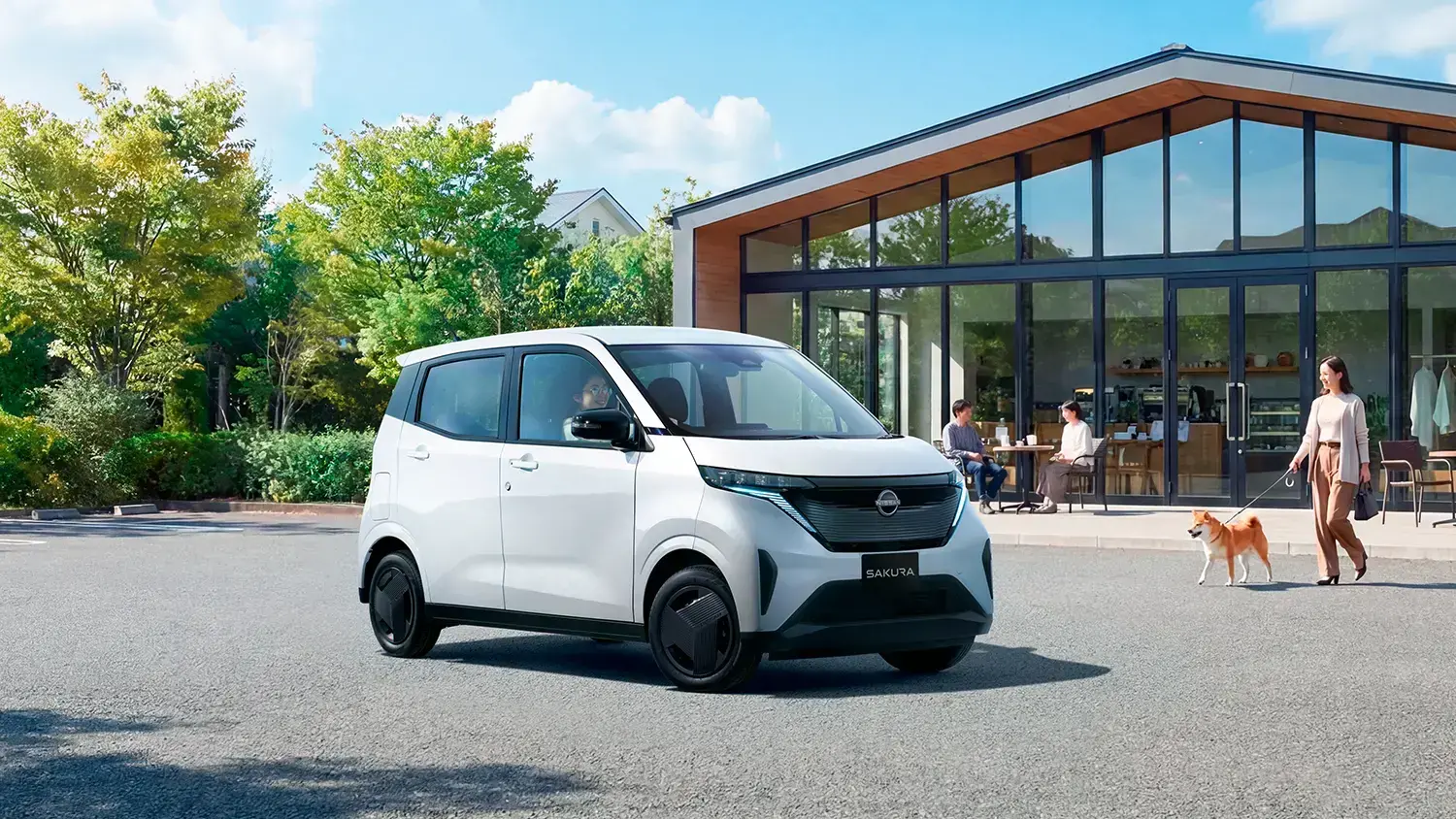 住宅街を走る日産サクラ